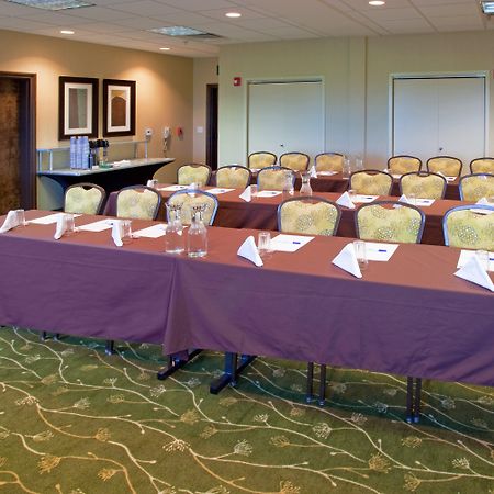 Holiday Inn Express & Suites Logan By Ihg Екстериор снимка