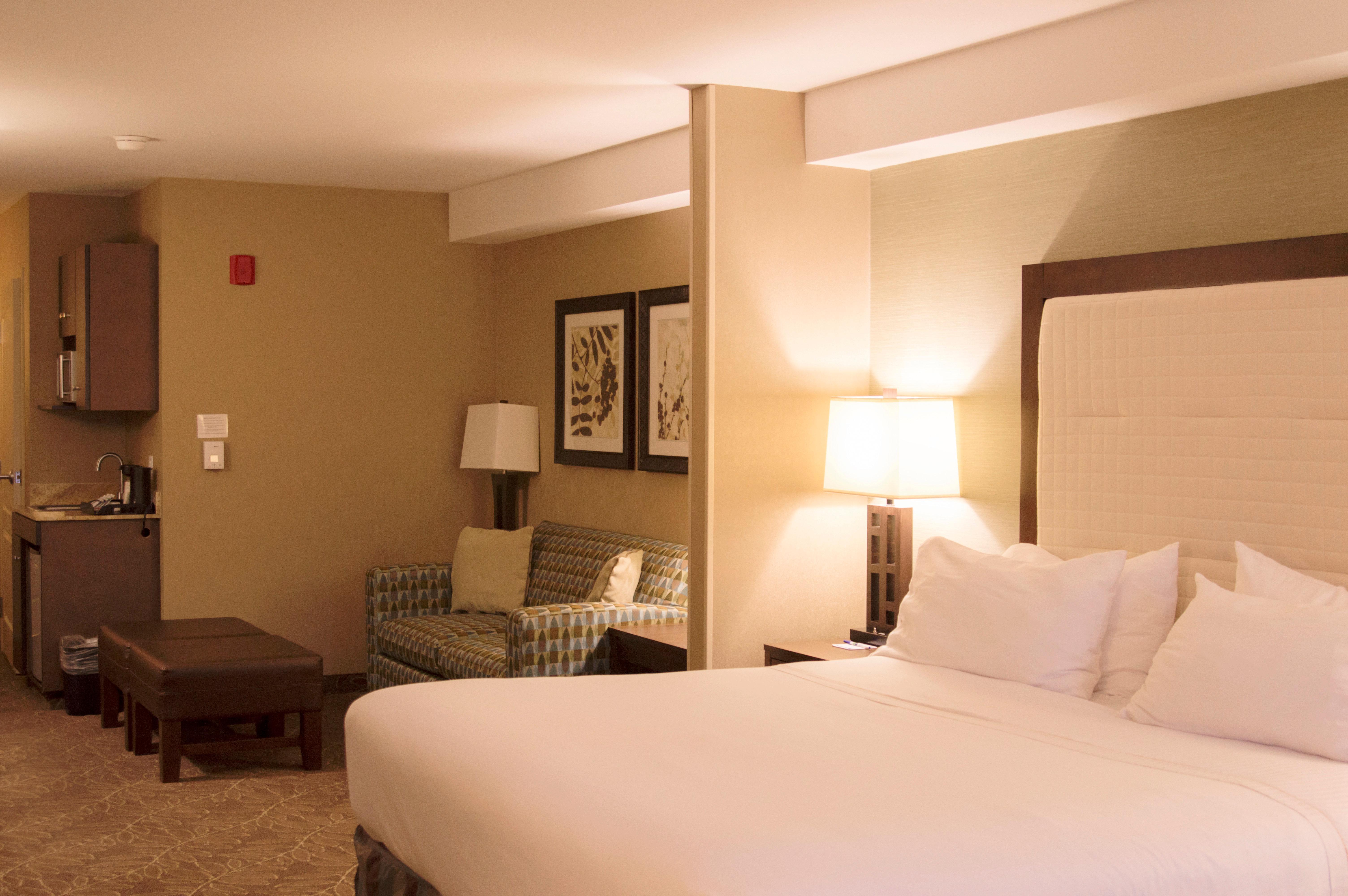 Holiday Inn Express & Suites Logan By Ihg Екстериор снимка