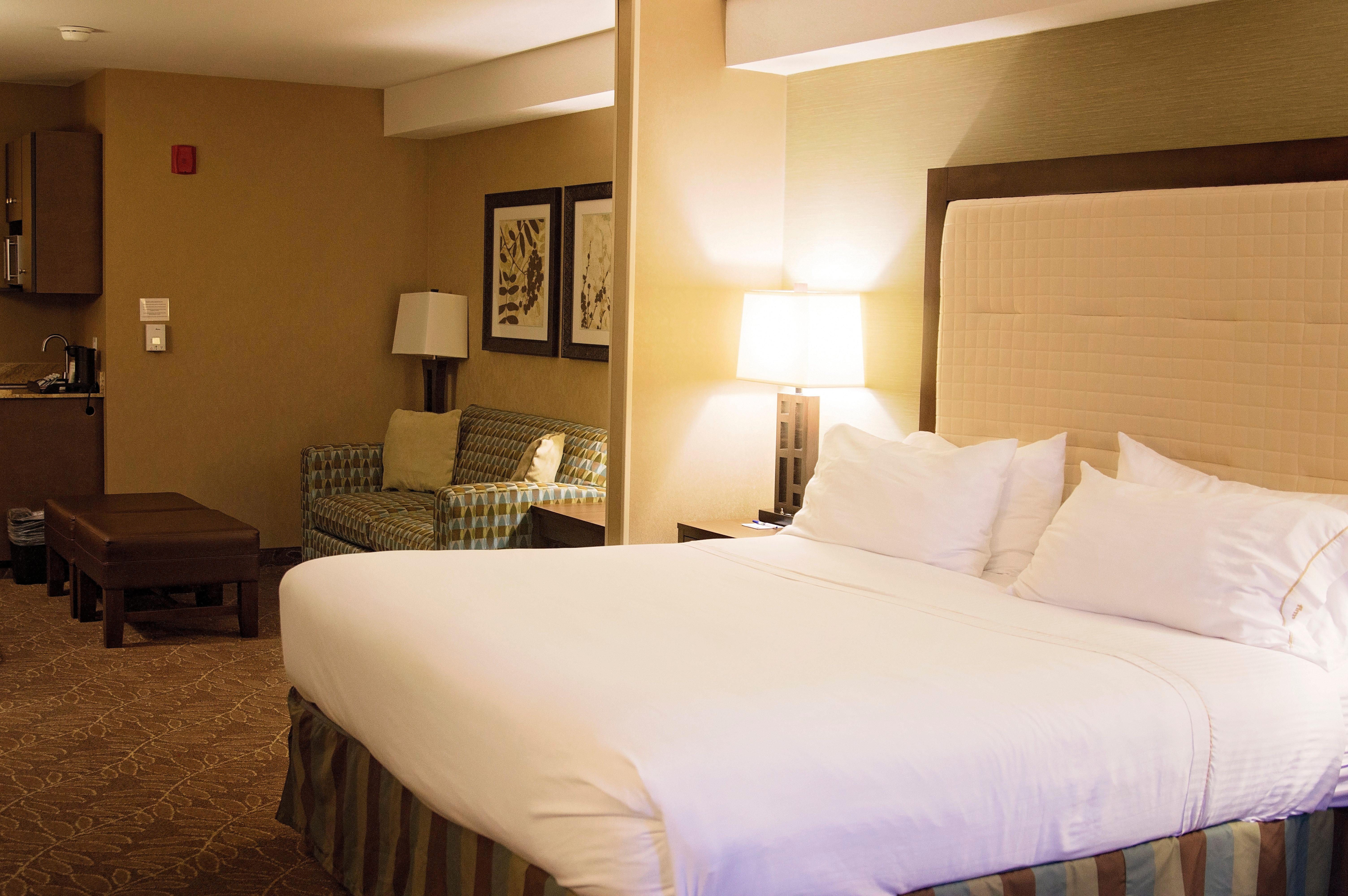 Holiday Inn Express & Suites Logan By Ihg Екстериор снимка