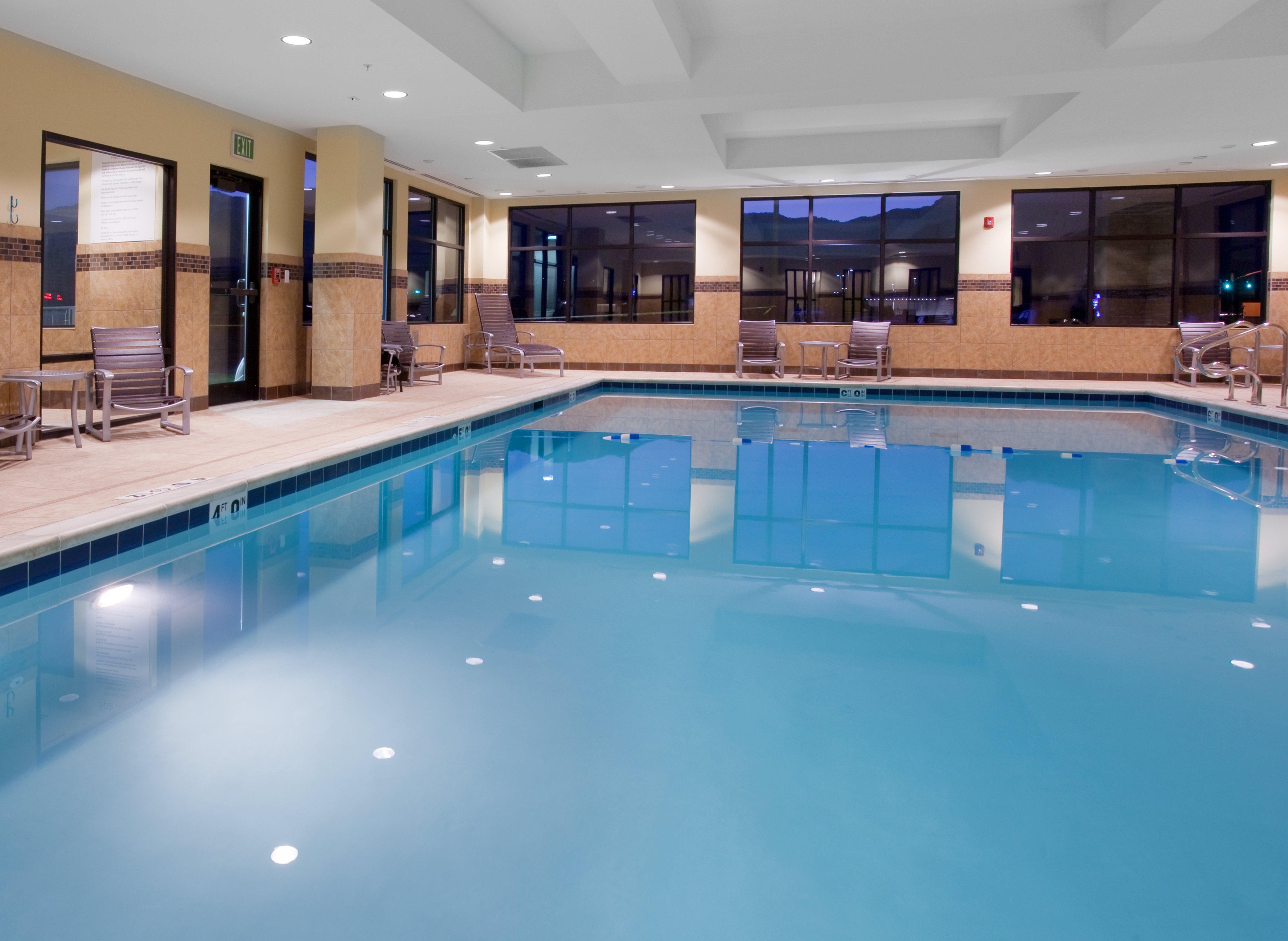 Holiday Inn Express & Suites Logan By Ihg Екстериор снимка