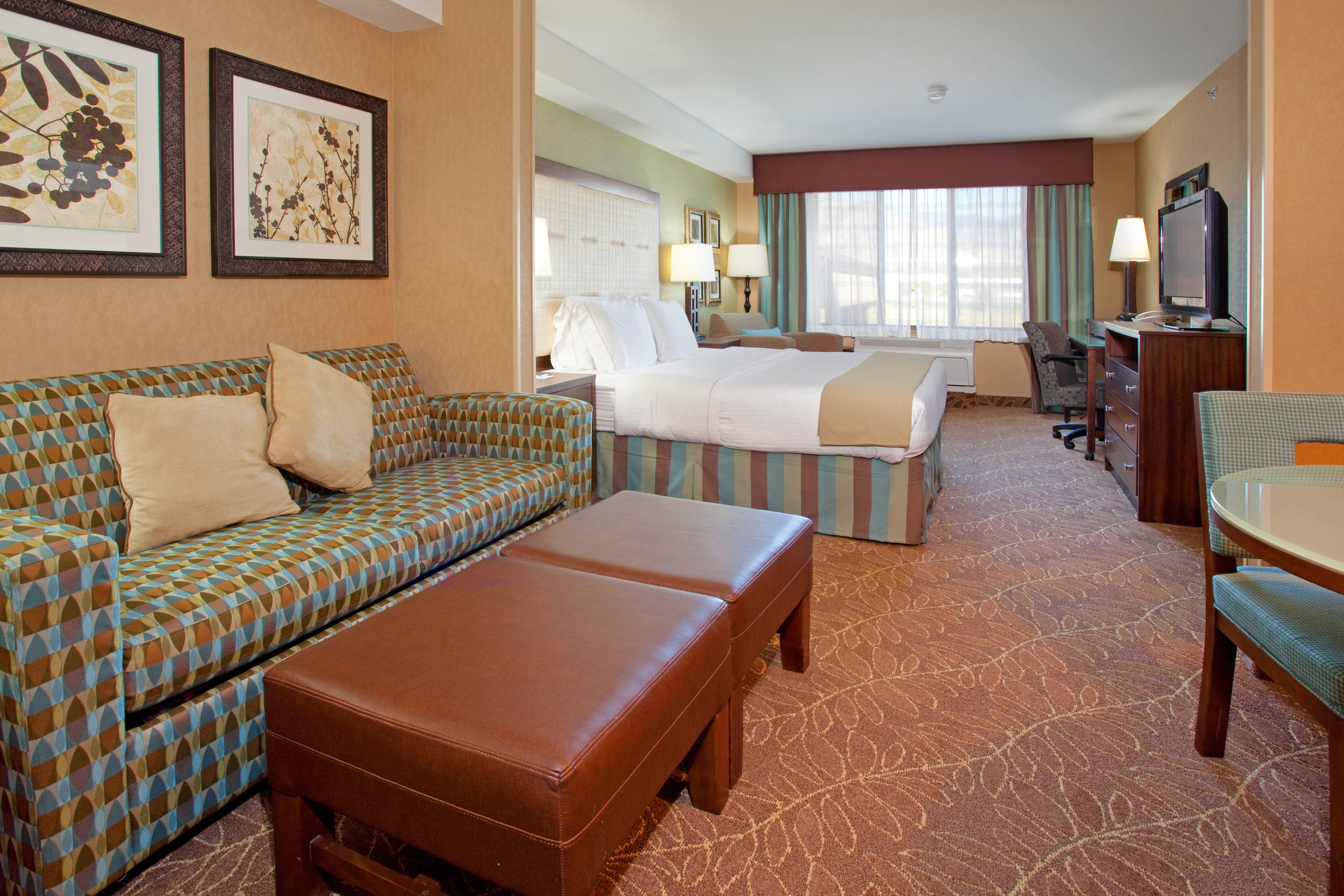 Holiday Inn Express & Suites Logan By Ihg Екстериор снимка