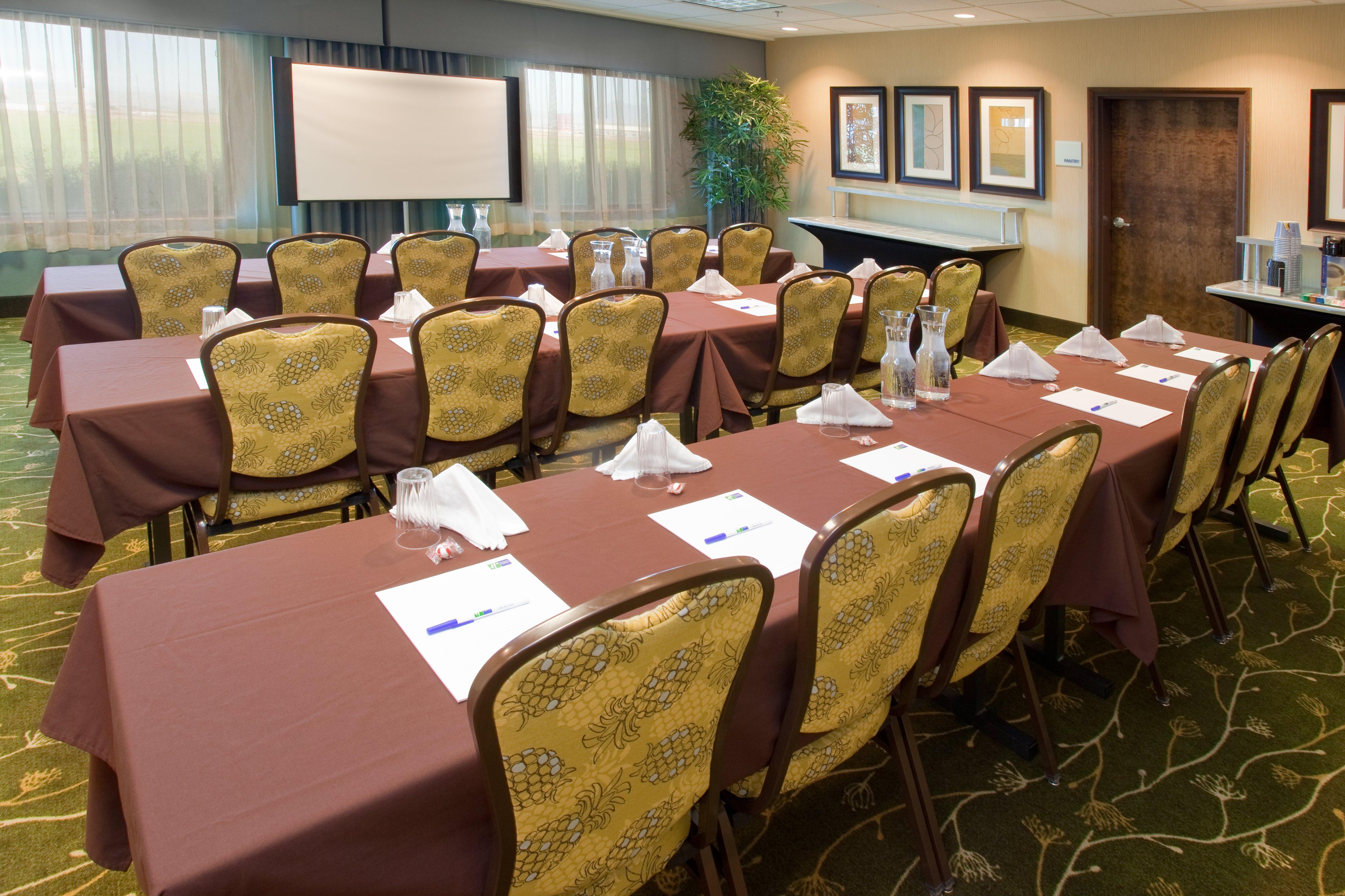 Holiday Inn Express & Suites Logan By Ihg Екстериор снимка